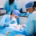 Zespół chirurgów stomatologicznych w odzieży operacyjnej podczas zabiegu chirurgii stomatologicznej w Klinice Biały Kamień w Nowym Mieście nad Pilicą