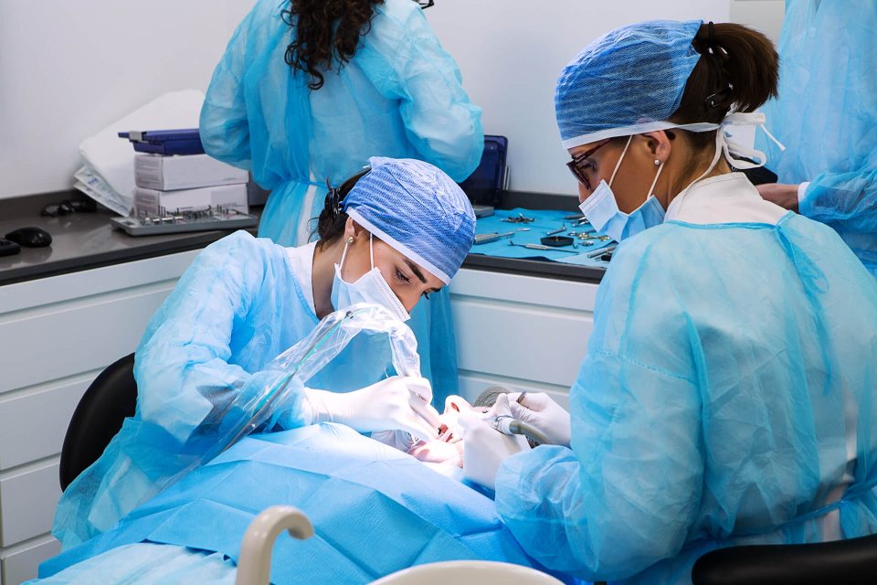 Zespół chirurgów stomatologicznych w odzieży operacyjnej podczas zabiegu chirurgii stomatologicznej w Klinice Biały Kamień w Nowym Mieście nad Pilicą