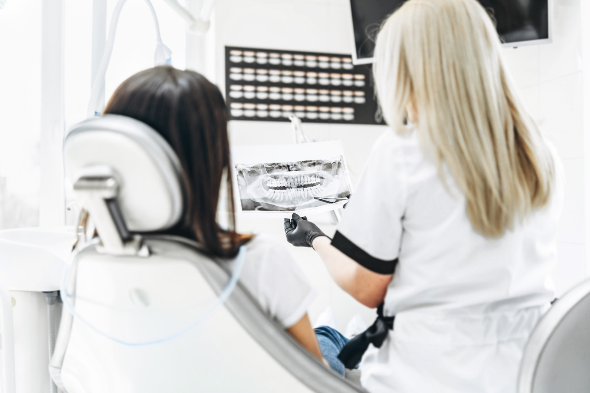 Stomatolog omawiający z pacjentką zdjęcie RTG zębów podczas diagnostyki endodontycznej w gabinecie stomatologicznym w Nowym Mieście nad Pilicą